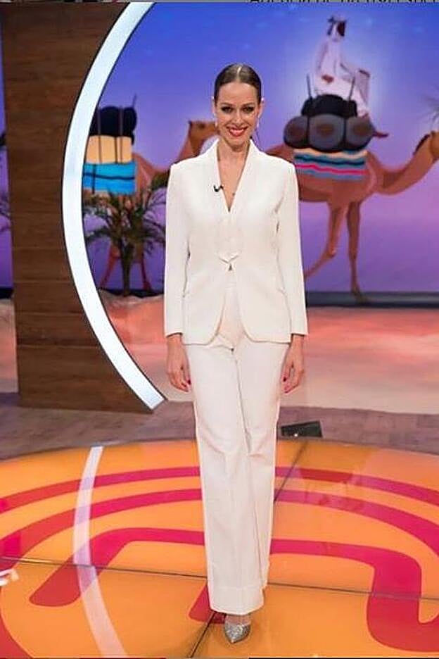 Eva González con traje de chaqueta blanco en Masterchef Junior.