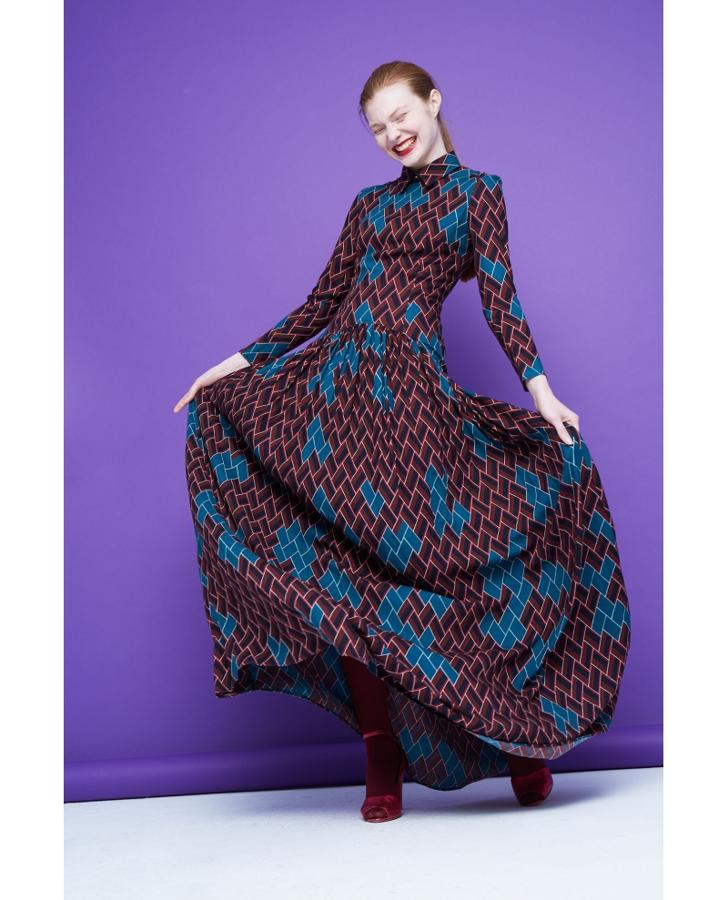 Y este, súper setentero y perfecto para una boda de invierno, está en las rebajas de Dolores Promsas por 135 euros.