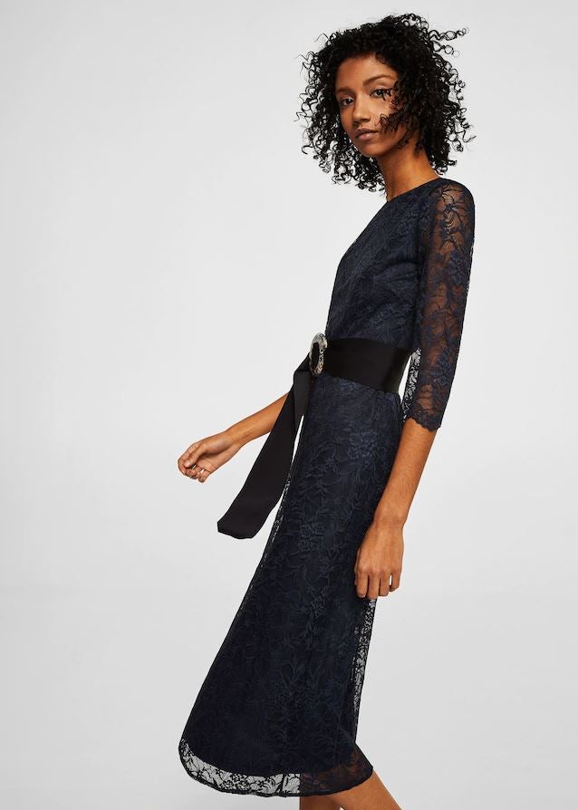 Un clásico que nunca falla: este vestido midi en encaje azul noche. Está en las rebajas de Mango con un precio que baja de 79.99 a 55.99 euros.
