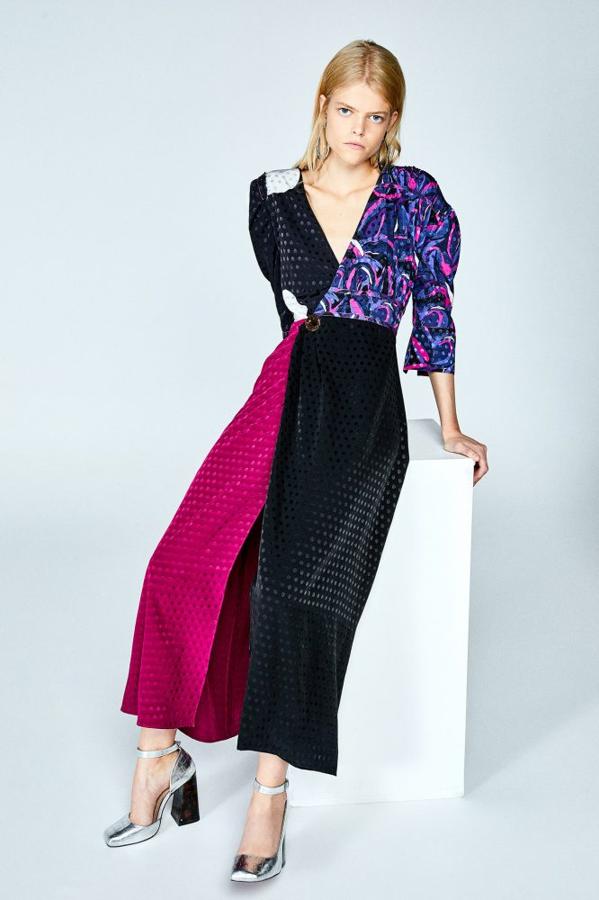 Original y súper 'low cost', este vestido de invitada de Sfera está rebajado de 59.99 a 49.99 euros.