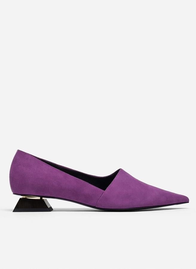 Zapatos de ante en tono morado, lo mejor es su tacón arquitectónico (49,95 euros). Si no te atreves con el color, tienen el mismo modelo en negro.