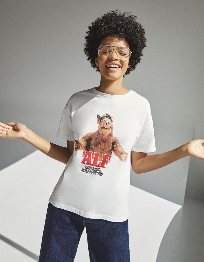 En Bershka también le han querido rendir un homenaje al entrañable Alf (5,99 euros).