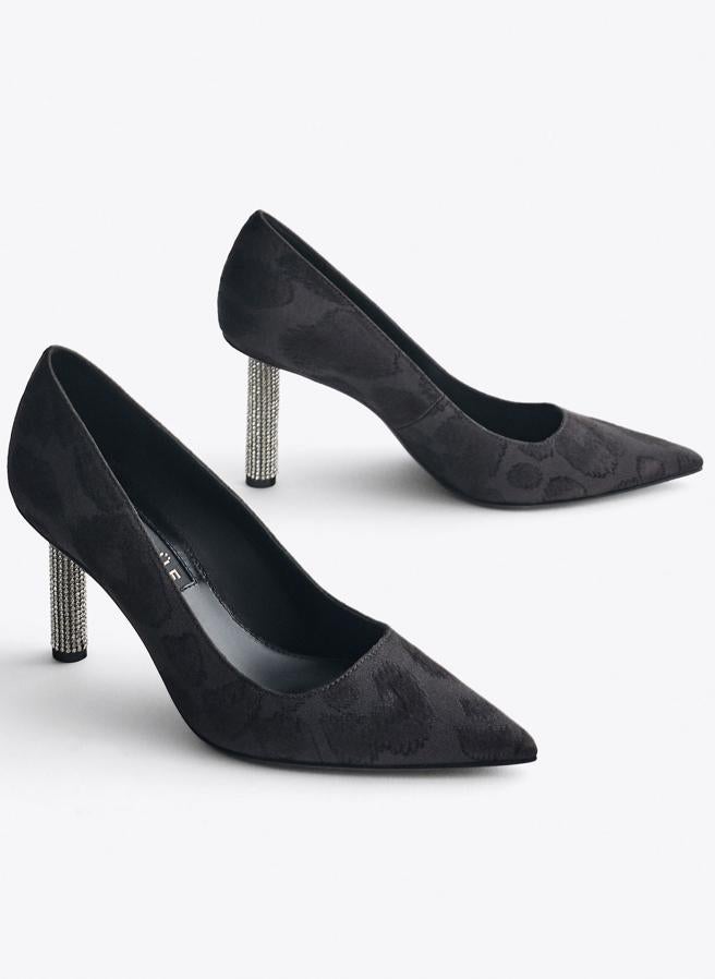 Salones negros de tela de raso, lo más especial es el tacón, en forma de cilindro y cuajado de brillos (59,95 euros).