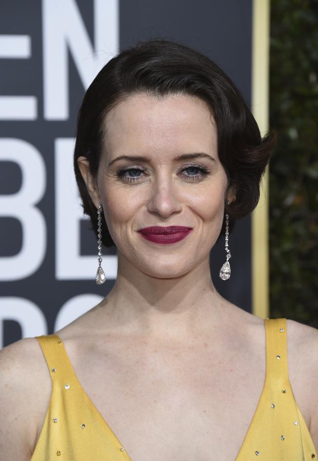 Claire Foy se decantó por un pelo corto con ondas y raya de lado.