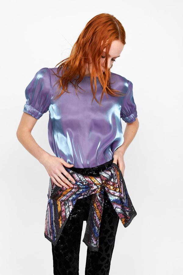 Cuerpo con efecto brillo en color malva, con cierre en la espalda con abertura, 12,99 euros.