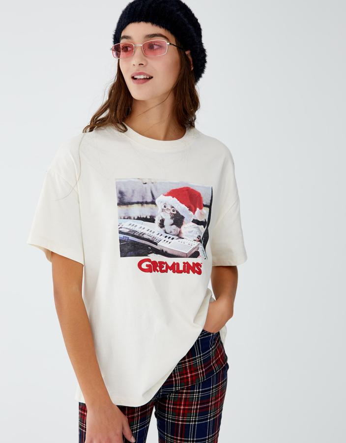 No hay personajes más navideños que los Gremlins, tan amorosos como temidos. La camiseta es de Pull&Bear (5,99 euros).