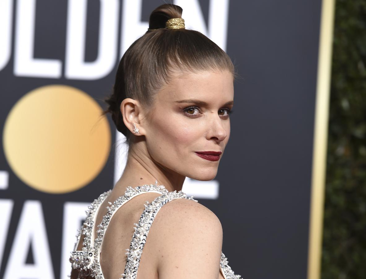 Kate Mara optó por un moño tipo bailarina, uno de esos peinados que nunca falla.