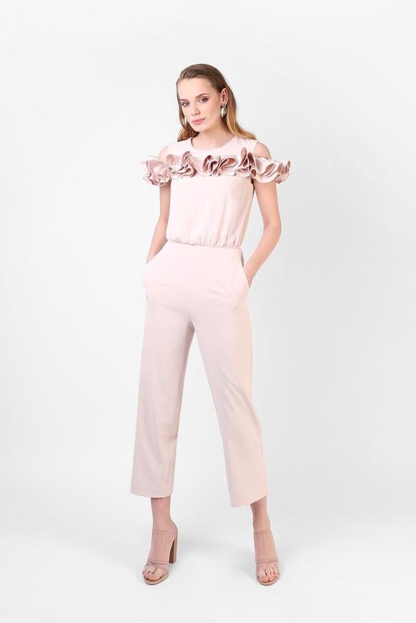 Mono de crepé con escote redondo, sisa y pequeño frunce en el cuerpo desde la cintura. Tira elástica de volantes de lamé por encima del pecho y brazos. Pantalón recto de pinzas con bolsillos en los costados, 206,50 euros.