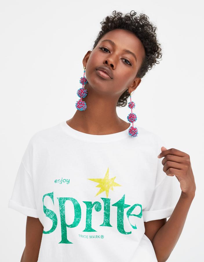 ¿Un Sprite para quitarte la sed? Mejor una camiseta como esta, de Pull&Bear (5,99 euros).