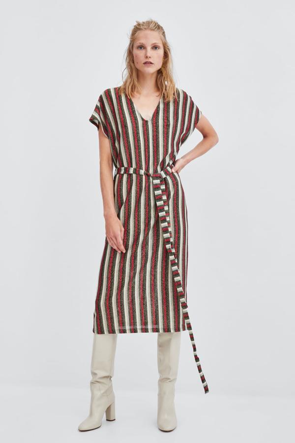 Este vestido midi con estampado de rayas e hilo metalizado te servirá 24/7: para ir directa de la oficina al 'afterwork' (y lo que surja). En las rebajas de Zara lo encontramos por 7.99 euros.