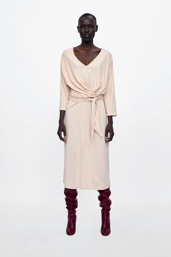 Otro vestido todoterreno y baratisimo de las rebajas de Zara: este modelo midi en color nude con detalle de cinturón pasa de 17.95 a 9.99 euros.