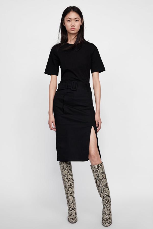 Si buscas un básico atemporal y, además, muy barato, este vestido entallado con abertura en la pierna y cinturón integrado es una apuesta segura. Además, está rebajado en Zara de 22.95 a 9.99 euros.
