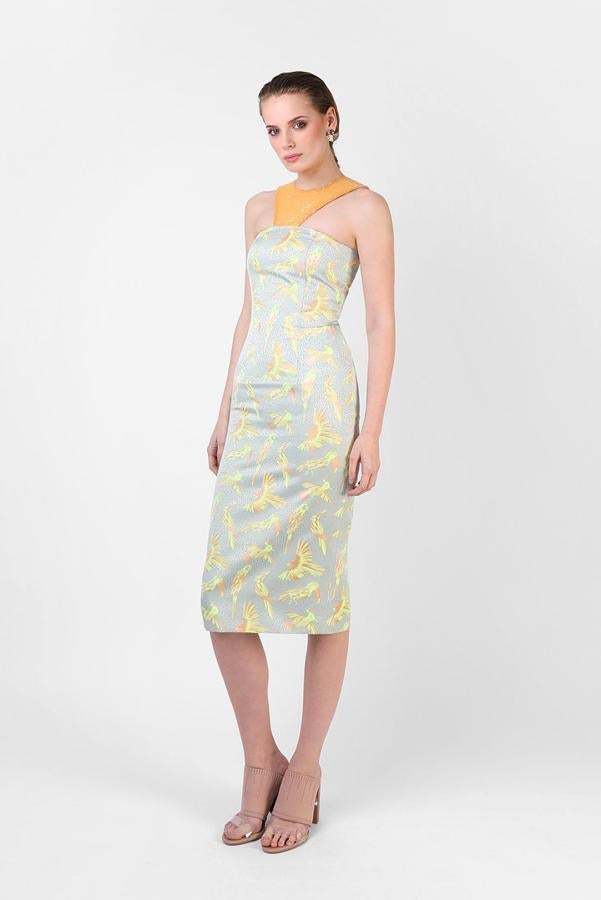 Vestido midi ajustado realizado en jacquard con cuello a la caja de lentejuelas y abertura triangular con escote palabra de honor de tejido borado. Falda recta con abertura en espalda, 199,50 euros.