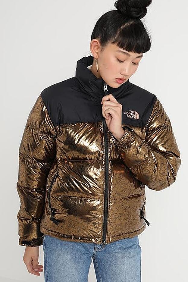 El plumífero dorado oscuro de North Face.