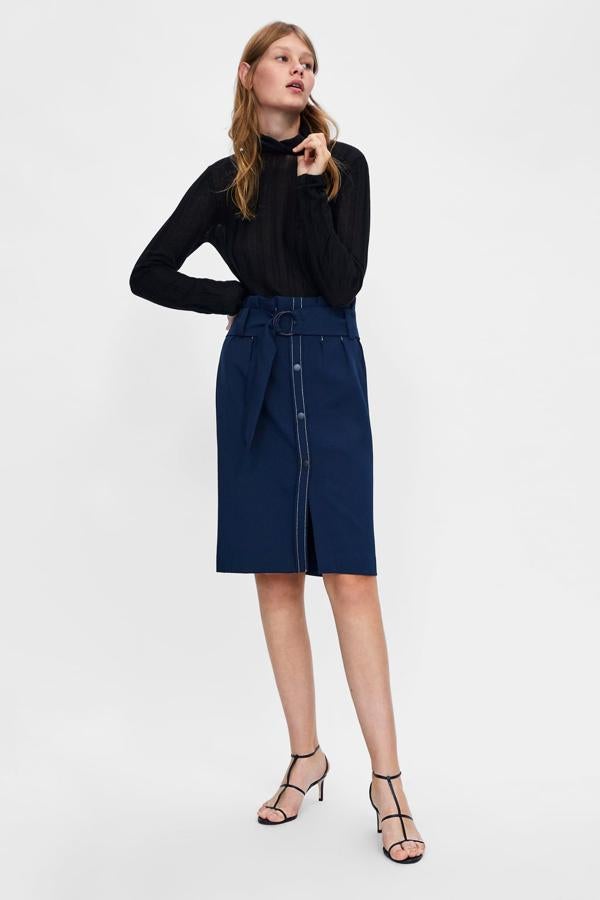 No llega a ser tejido vaquero, es más ligero y queda perfecta para un look "working girl" (15,99 euros).