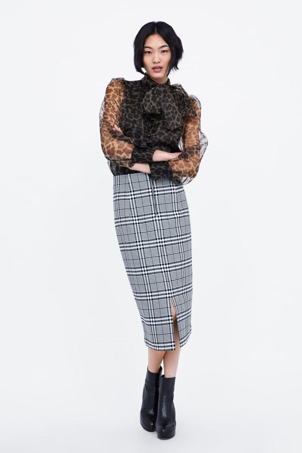 No nos cansamos de las faldas de tubo con estampado de cuadros. Son la gran apuesta del invierno (19,99 euros).