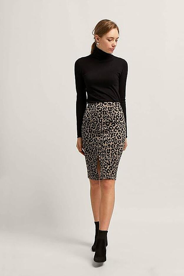 Falda de Stradivarius (9,99 euros).