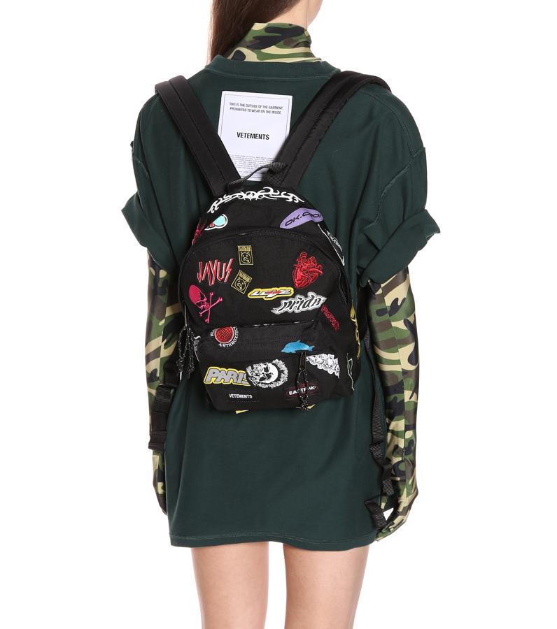 La colaboración de Vetements para Eastpack nos deja esta mochila tan cañera rebajada en MyTheresa a 575 euros.