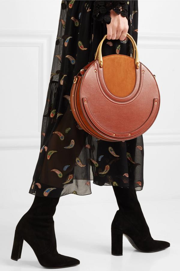 Si solo pudiéramos elegir un bolso de esta galería, probablemente sería el Pixie de Chloé en piel marrón porque, además, tiene un -40% de descuento en las rebajas de Net-a-Porter. Precio final: 954 euros.