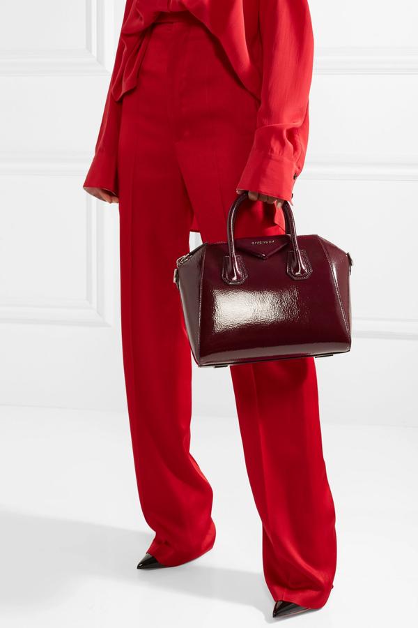 El archi famoso bolso Antígona de Givenchy está en las rebajas de Net-à-Porter con un descuento del -30%. Precio final: 1.225 euros.