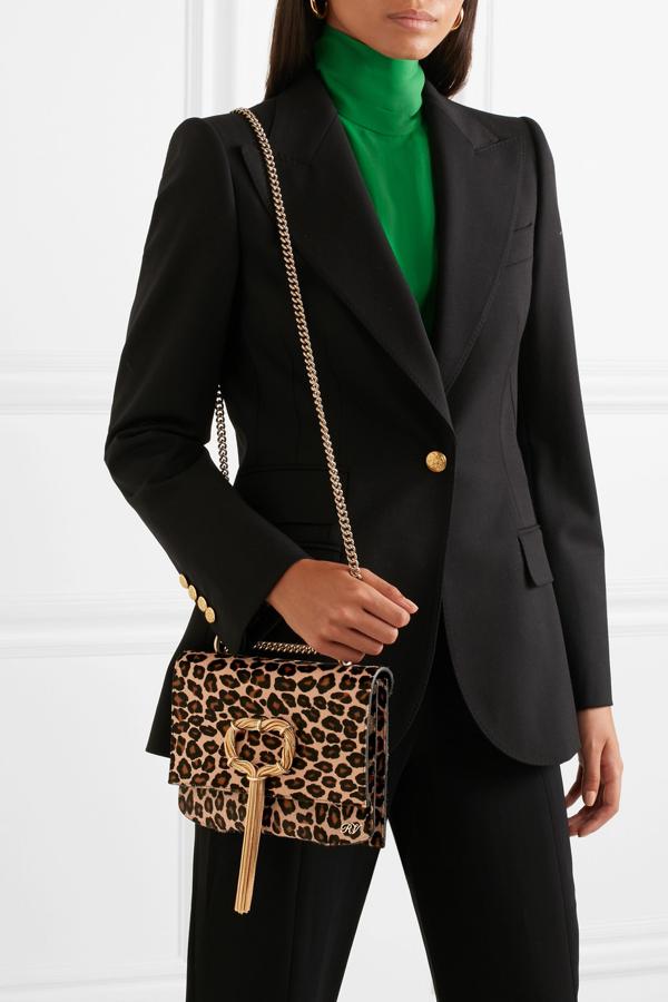 Añade un lujoso toque salvaje a tu look con este maravilloso bolso con estampado de leopardo de Roger Vivier, que tiene un descuento del -50% en las rebajas de Net-a-Porter. Precio final: 900 euros.
