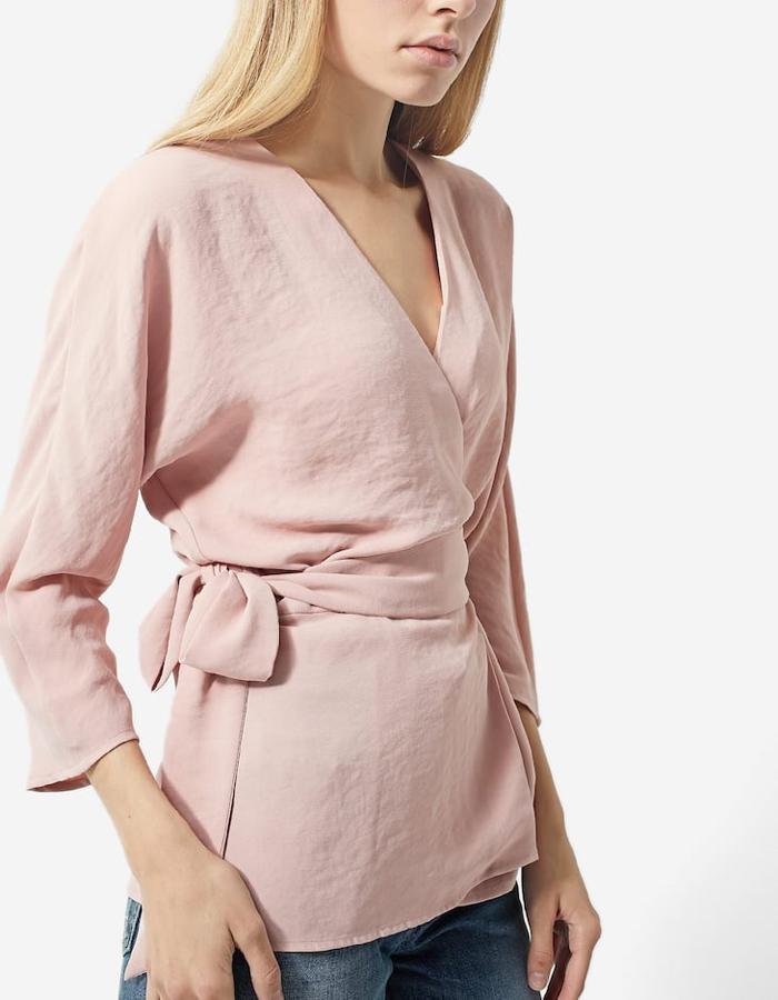 Camisa básica cruzada con detalle de lazada en la cintura, 19,99 euros.