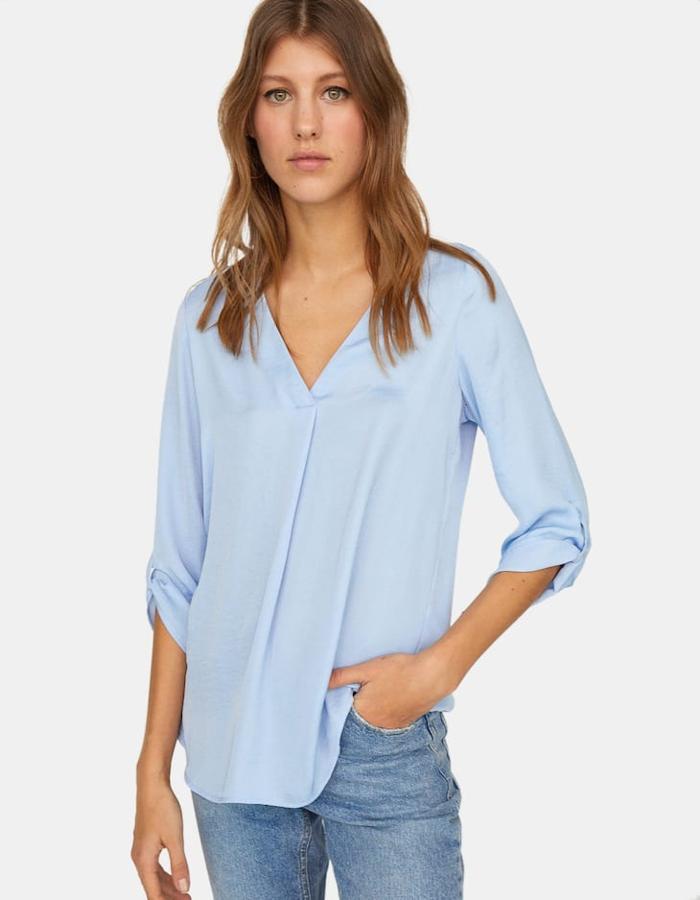 Camisa larga fluida de cuello en pico, 17,99 euros.