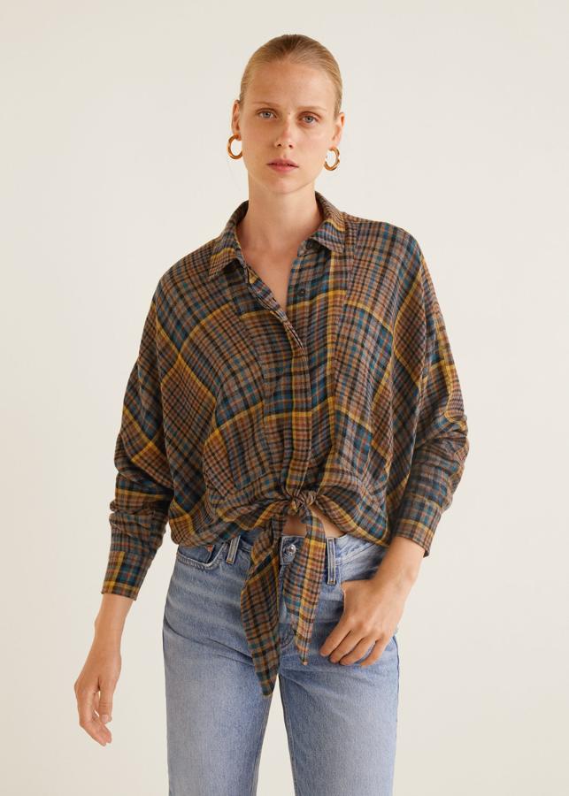 Camisa con estampado de cuadros, detalle de nudo y manga larga, 19,99 euros.