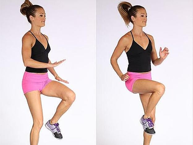 Si no puedes saltar, puedes elevar una pierna y después la otra. Lo importante es que la rodilla quede perpendicular a tu cuerpo.