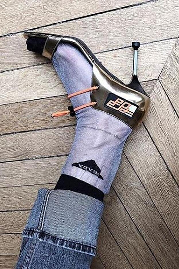 Las más modernas encuentran su hueco con algo como esto: vaqueros con calecetines y sandalias; todo de Prada. Nosotras seguimos apostando más por el stiletto de siempre.
