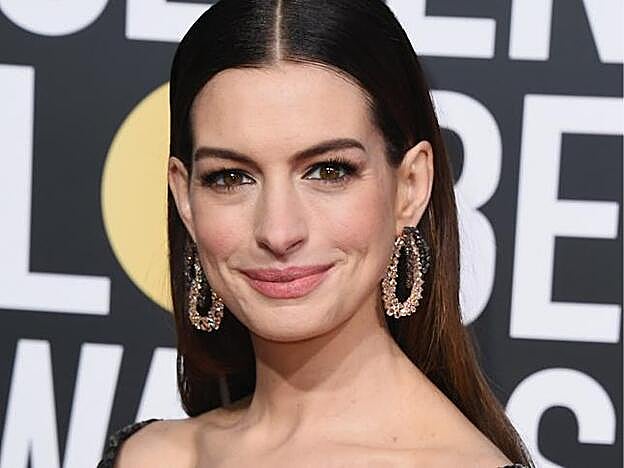 Anne Hathaway nos enseña que el dúo nude y negro sigue siendo perfecto para las citas nocturnas.