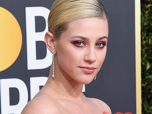 Lili Reinhart demuestra la enésima forma de actualizar el smokey eye: con sombra roja metalizada.