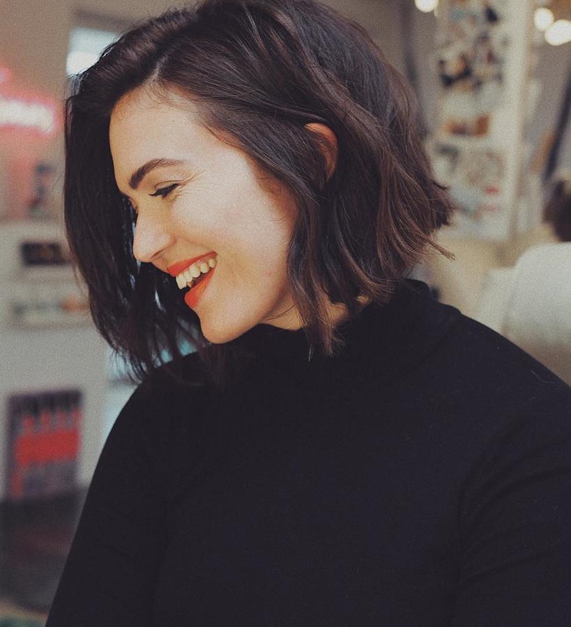 Con este bob tan fresco ha posado hace unos días Mandy en su cuenta de Instagram. Tanto las capas deshechas, como la raya ladeada y las ondas rotas llenan de movimiento y frescura su look, que también queda igual de estupendo con el pelo liso.