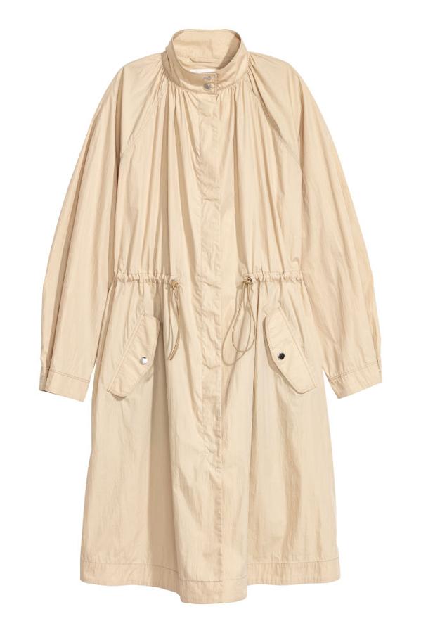 Gabardina con mangas raglán y cordón de ajuste en la cintura, 20,99 euros.