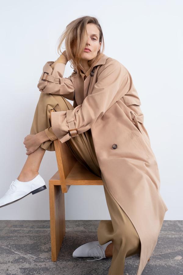 Gabardina larga con cuello de solapas, puño con trabilla y bajo con abertura central, 39,99 euros.