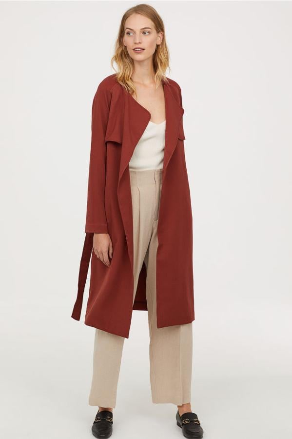 Gabardina suave con cuello elevado y mangas raglán, 34,99 euros.