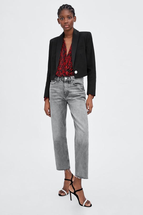 Jeans de tiro alto con pernera recta y bajo sin costuras, 17,99 euros.