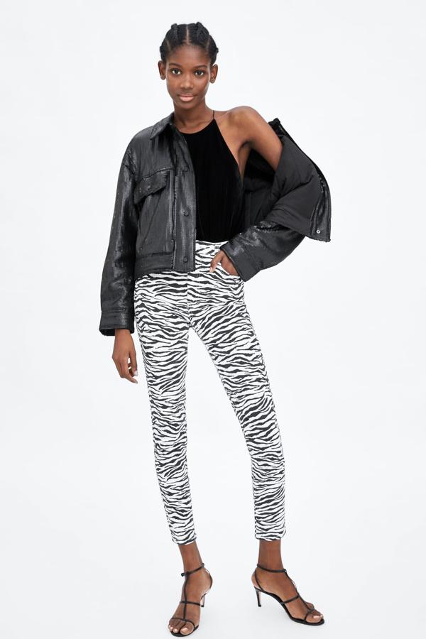 Jeans skinny con estampado de cebra y de tiro alto, 17,99 euros.