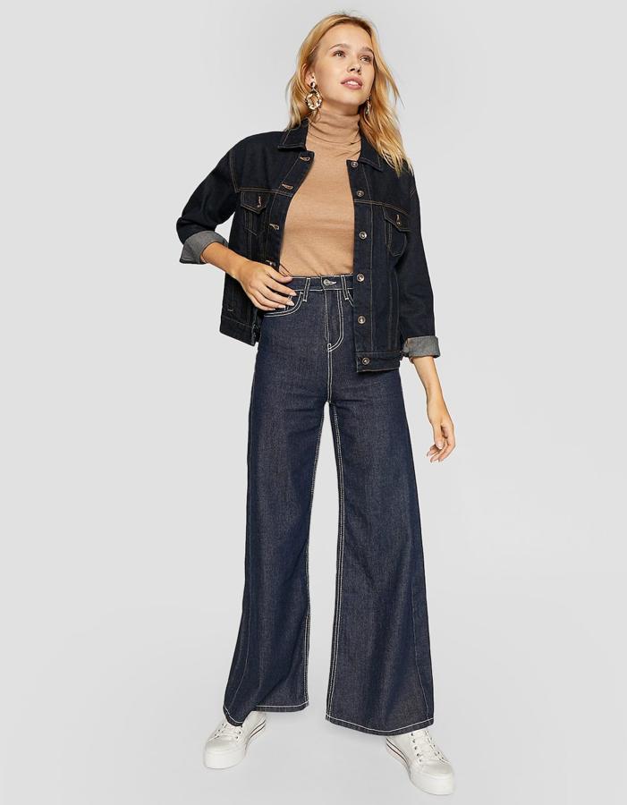 Jeans super 'high- waist' en color oscuro, 15,99 euros.