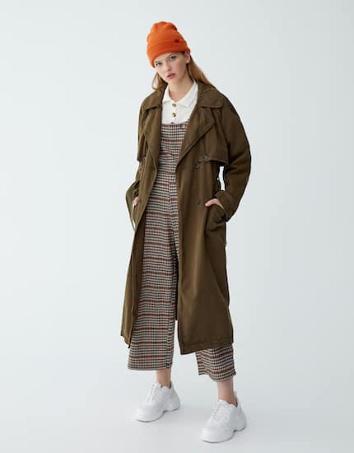 Trench con capucha, cinturón de hebilla y en color caqui, 39,99 euros.
