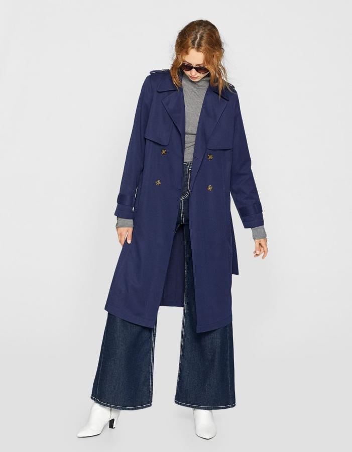 Trench fluido en color azul, 29,99 euros.