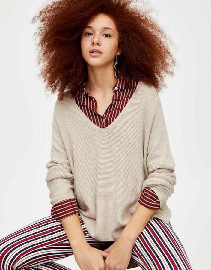 de nuevo, el jersey matiza el encuentro entre dos prendas de rayas contrastadas: unos "skinny jeans" que ahora mismo están en rebajas en la tienda (9,99 euros) y una camisa de la nueva colección, en tono granate (15,99 euros).