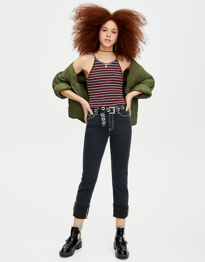 En la versión más minimalista de los estilismos con rayas, solo añadimos una camiseta a nuestros vaqueros favoritos. Esta que propone Pull&Bear lleva rayas de tres tonos y deja ver perfectamente los hombros: es súper sexy.