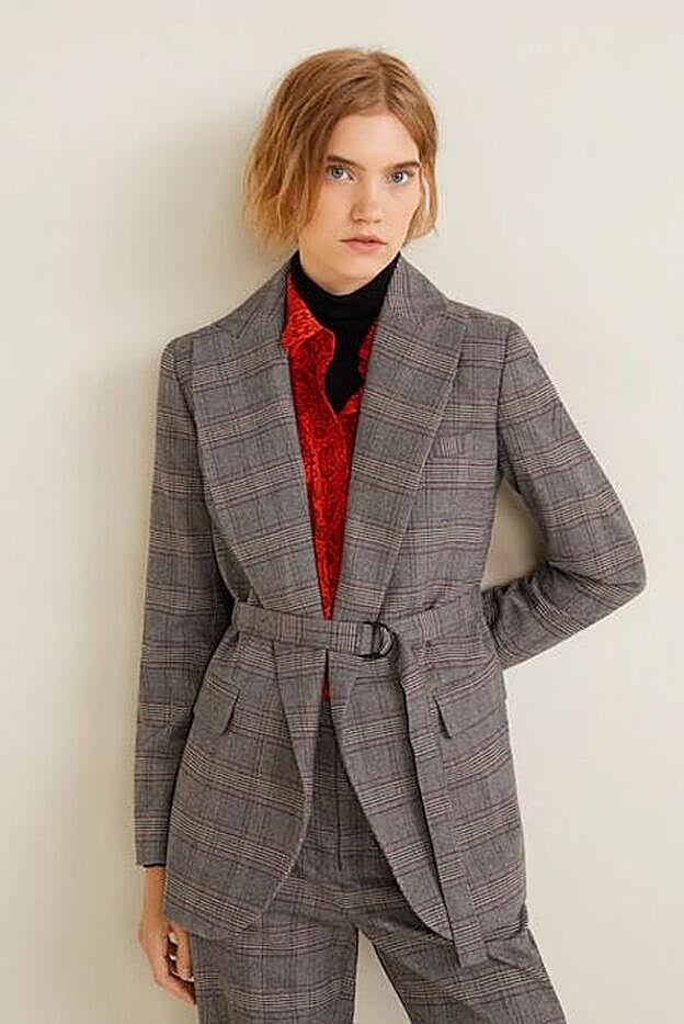 Americana con estampado de cuadros y cinturón, 39,99 euros.