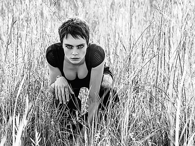 Fotografía tomada por David Yarrow para la campaña de TAG Heuer. En la foto puede apreciarse el tatuaje con la imagen de un león que lleva la modelo en el dedo.