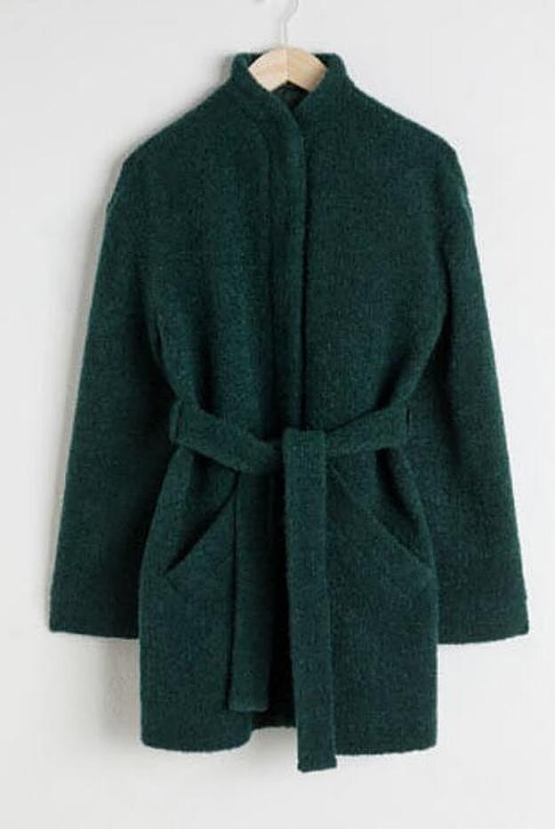 Chaqueta corta con cinturón y mezcla de lana, 125 euros.