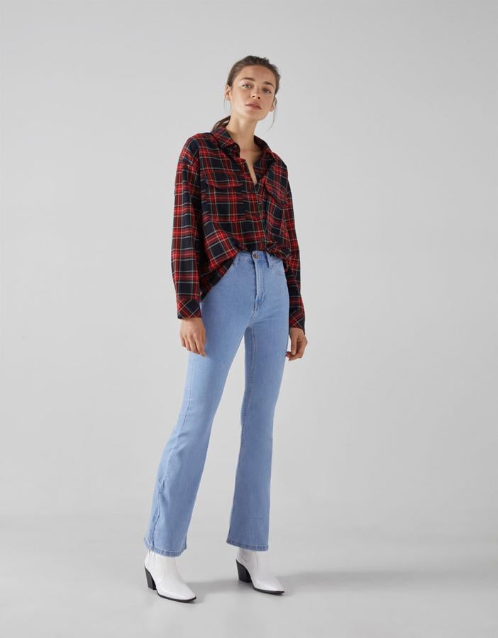 Jeans elásticos flare fit con tiro alto y diseño acampanado, 14,99 euros.