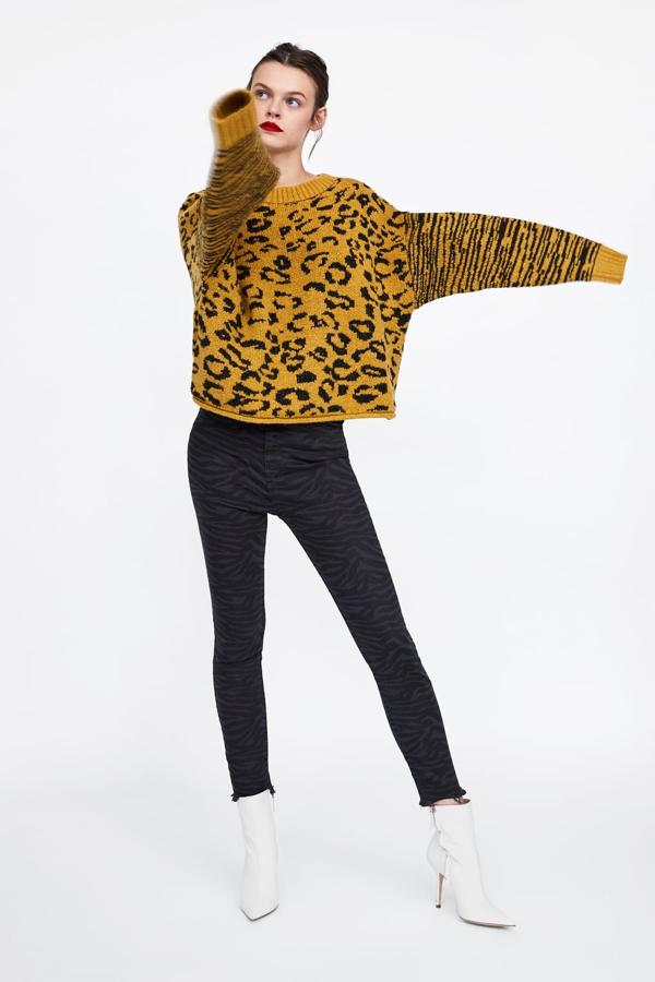 Jersey con estampado animal en color mostaza, 25,99 euros.