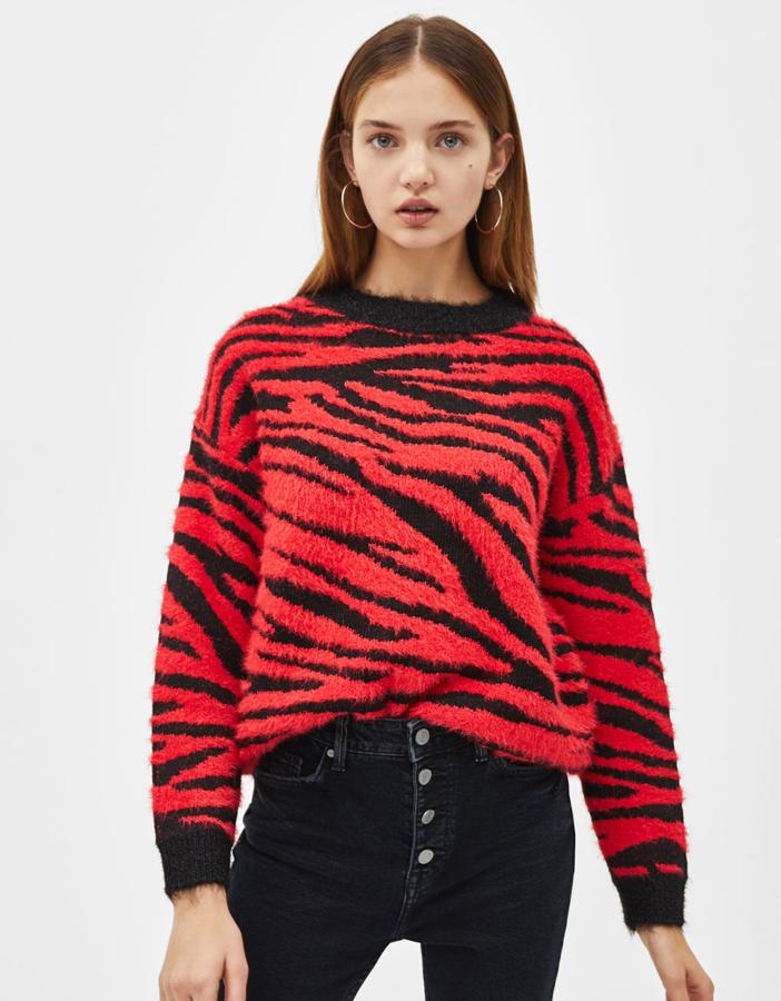Jersey con estampado de cebra en color rojo y negro, 14,99 euros.