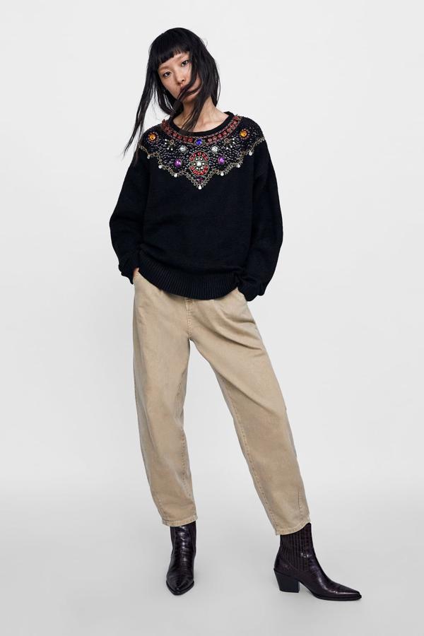 Jersey de pedrería con aplique de lentejuelas y joyas multicolor, 25,99 euros.